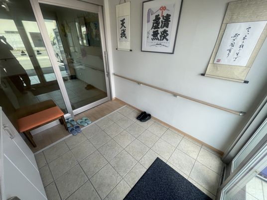 明るい玄関の様子