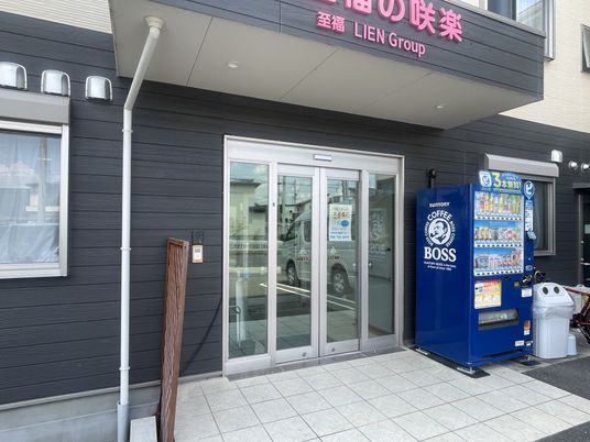 施設の入口周辺