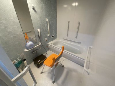 楽しそうなスタッフと高齢者