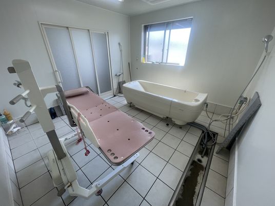 支援する介護スタッフ