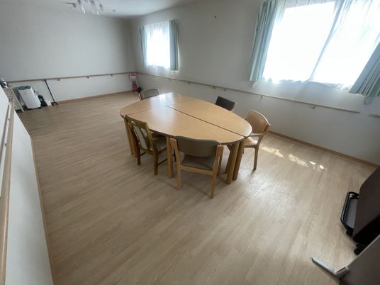 広々とした室内のテーブル