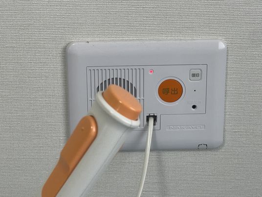 呼び出しボタン壁面