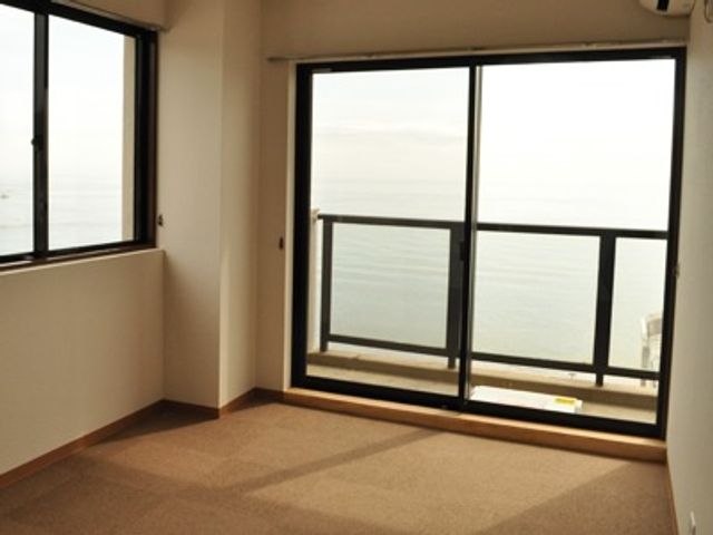 海に面した空の居室 居室 ゆったりとした居室からは、大きな窓越しに海が一望でき、穏やかな時間をお過ごしいただけます。