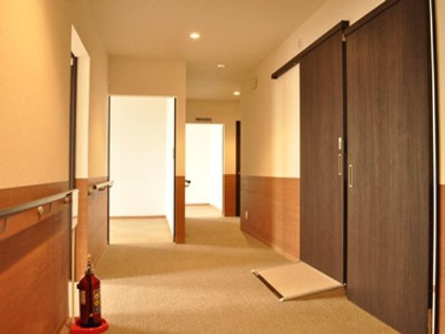 温かみのある廊下 廊下 ゆったりとした廊下は暖かな色合いで、どなたでも安心して歩けるバリアフリー設計です。