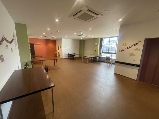 広々とした多目的室 多目的室 自然光が差し込む広々とした空間です。休憩やイベント利用に最適です。