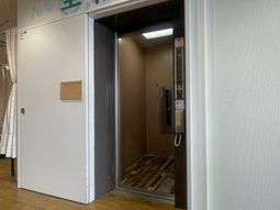 安全で快適なエレベーター内観