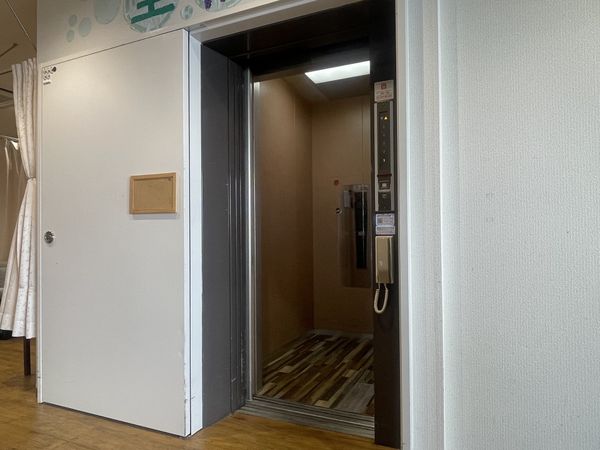 安全で快適なエレベーター内観