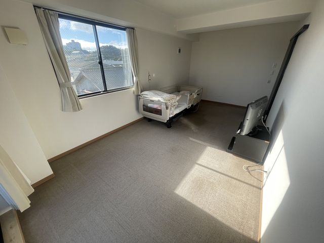 自然光が入る居室 居室 広々とした明るい居室です。自然光が差し込み、リラックスできる空間となっています。
