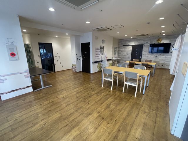 明るさが際立つラウンジ 共有スペース 広々とした空間で、自然光が差し込む明るいラウンジです。リラックスしながら交流が可能です。