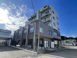 近代的な外観の建物