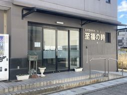 施設のエントランス
