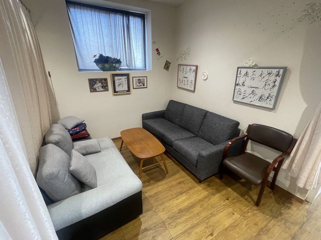 居心地良さそうなラウンジ ラウンジ 落ち着いた雰囲気のお部屋で、ソファと椅子が配置されています。くつろぎの時間を過ごせます。