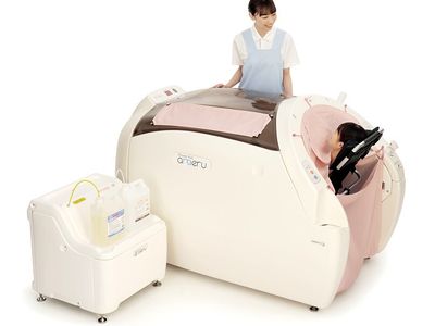 自動入浴支援機器と介護スタッフ
