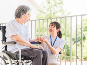 車椅子の利用者とスタッフ