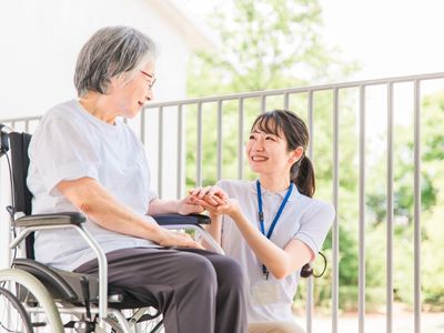 車椅子の利用者とスタッフ