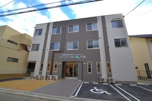 車椅子対応の建物外観