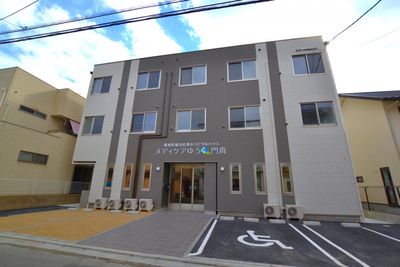 車椅子対応の建物外観