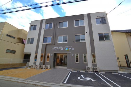 車椅子対応の建物外観