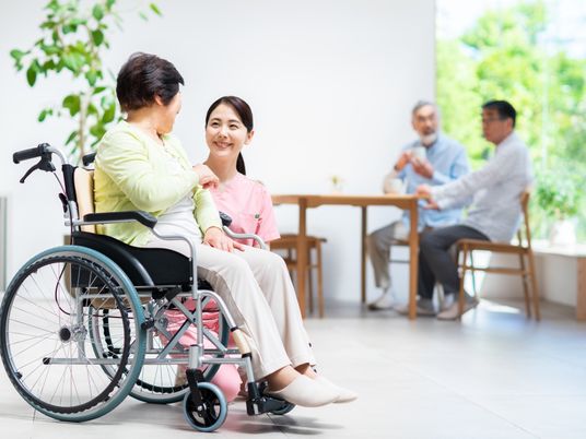 笑顔の職員と利用者
