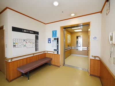 案内図とベンチのある廊下