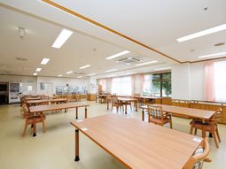 明るい食堂の様子