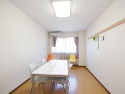明るい居室の様子