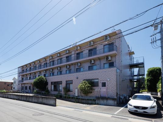 多階層の明るい外観
