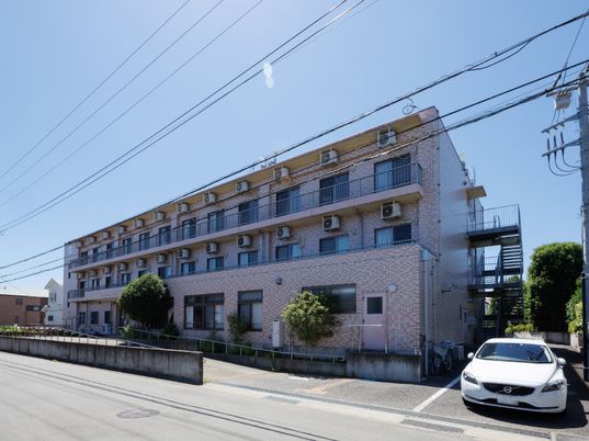 多階層の明るい外観