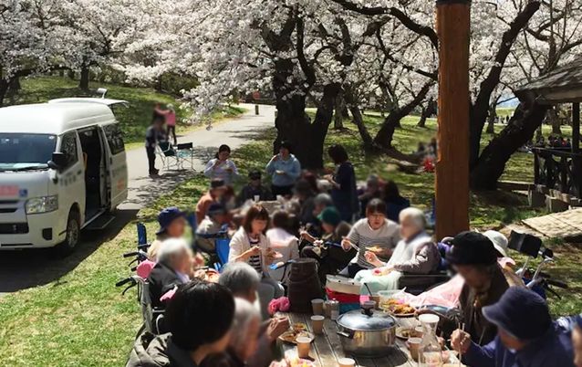 桜の下での憩い時間