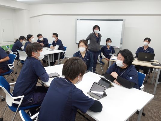 スタッフ研修中の多目的室  