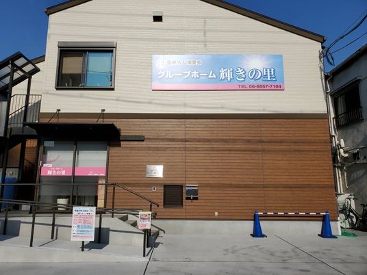 外壁が明るい建物外観