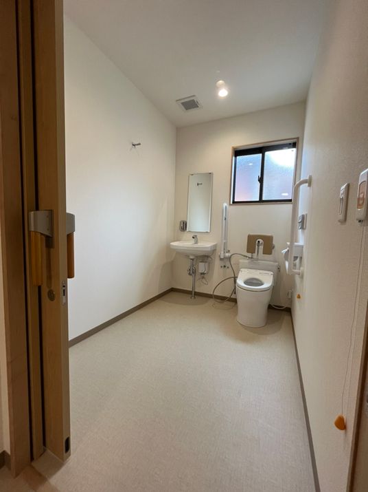 洗面台とトイレの明るい空間