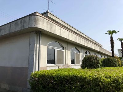 緑に囲まれた外観