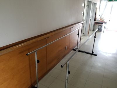 廊下の手すり付き廊下