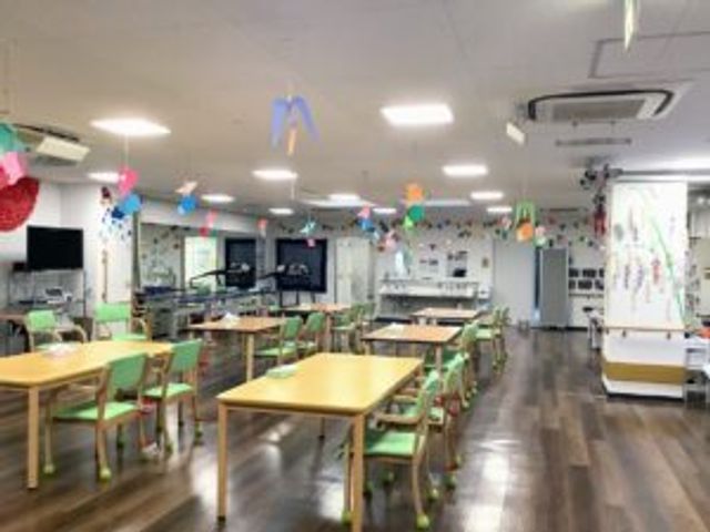 色とりどりのダイニングルーム ダイニングルーム 広々とした明るい部屋で、カラフルな飾りが気持ちを楽しくしてくれます。ナチュラルな木製のテーブルと椅子は、リラックスした雰囲気を作り出しています。