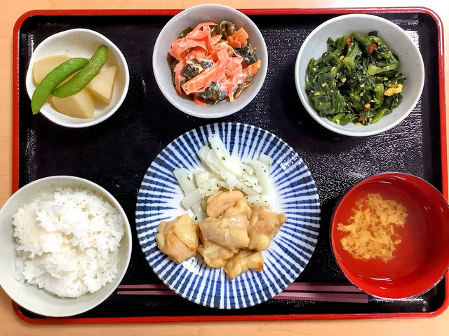彩り豊かな食事の盛り付け 食堂 栄養バランスを考えた食事が提供される場面です。毎日の食事を楽しんでいただけます。
