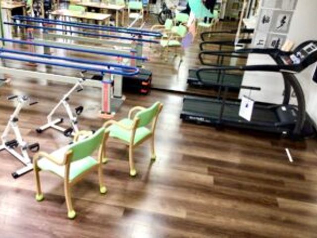 運動器具が並ぶ機能訓練室 機能訓練室 運動器具が豊富に揃っているため、様々なトレーニングが可能です。木目調の床で温かみがあります。