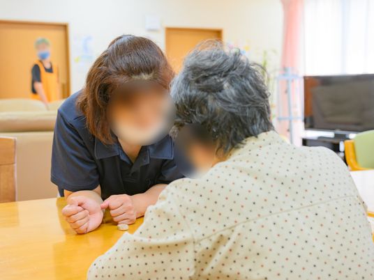 対話するスタッフと利用者
