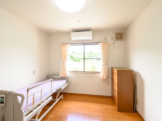 明るい個室の居室