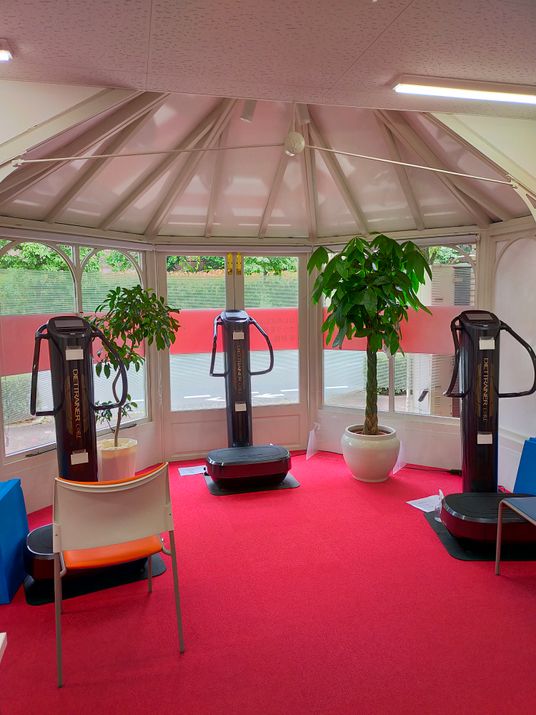 明るい運動設備の様子