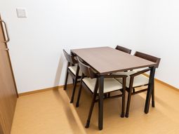 シンプルなテーブルセット居室