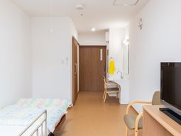 居室のベッドとテレビ