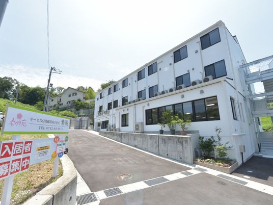 新築っぽい施設外観