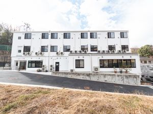 白い建物の外観