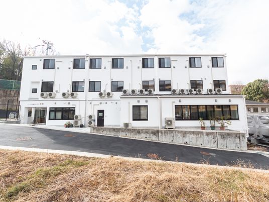 白い建物の外観
