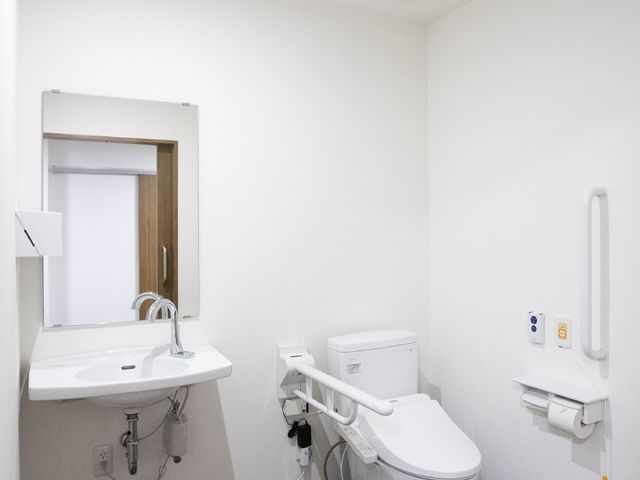 清潔感あるトイレ空間 トイレ バリアフリー設計の洋式トイレは、使い勝手を考慮した配慮が施されています。明るく清潔感のある環境で、快適にお過ごしいただけます。