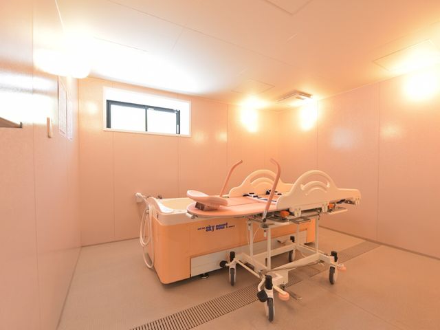 機能訓練用ベッドの訓練室 機械浴室 訓練用の特殊ベッドが設置された明るい室内です。スタッフと共に、利用者様のリハビリテーションを支援します。