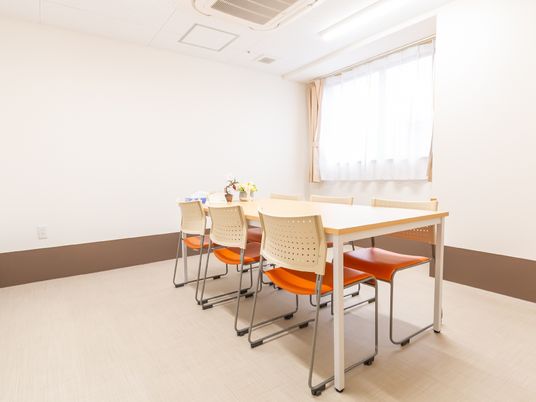 清潔な食堂のテーブルと椅子