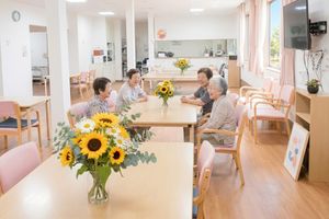 笑顔で介護するスタッフイメージ