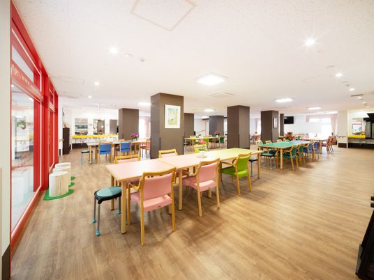 広々とした食事エリア